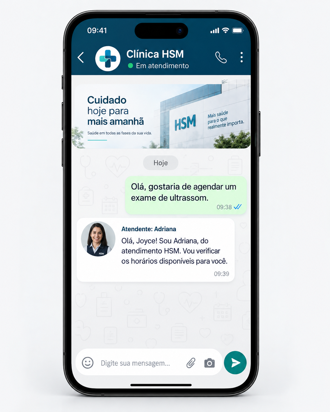 Exemplo fictício no celular: paciente solicita agendamento e recebe resposta da atendente Adriana.